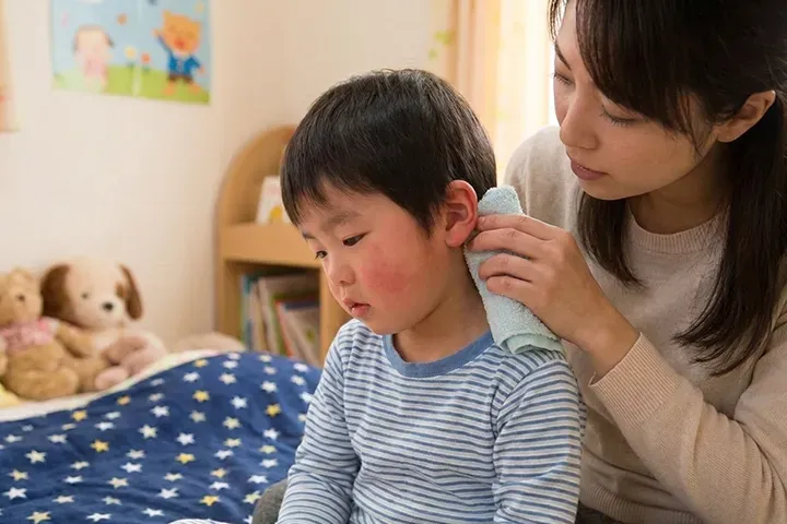 子どもの熱を下げる方法｜発熱時の正しい対処法と解熱剤の使い方、受診の目安を小児科医が解説