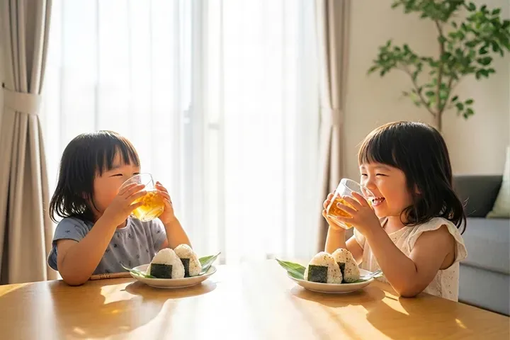 子どもの熱中症対策に役立つ飲み物の選び方と水分補給のポイントを小児科医が解説