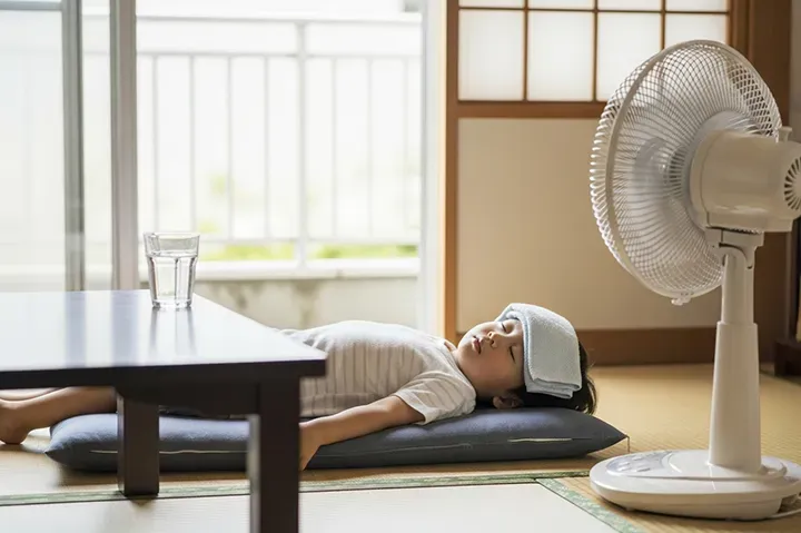 子どもの夏バテはなぜ起こる？症状の見分け方と家庭でできるケア・受診の目安を小児科医が解説