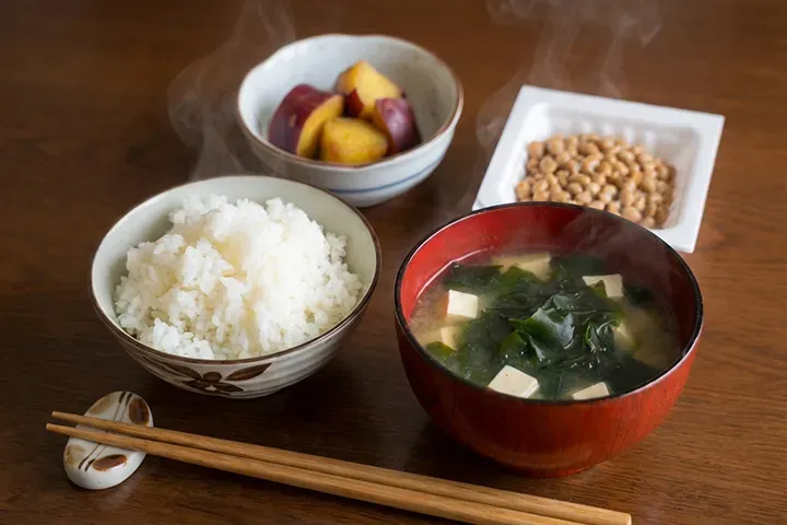 子どもの便秘を食べ物で解消するには?食物繊維・水分・生活習慣と受診目安を小児科医が解説