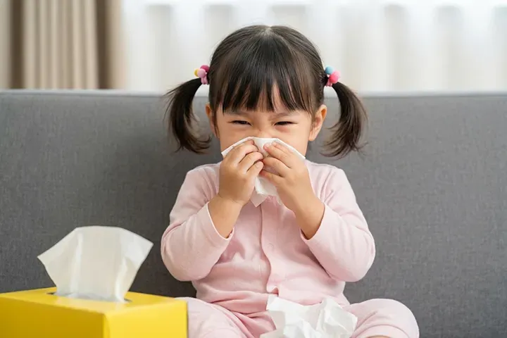 子どもの花粉症はいつから？何歳で発症する？風邪との見分け方と家庭でできる対策・受診目安を小児科医が解説