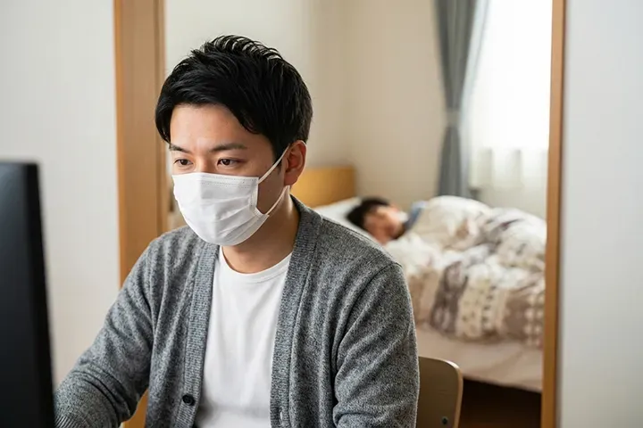 インフルエンザで子どもが出席停止のとき、親の出勤はどうする?家庭での判断と対応を小児科医が解説