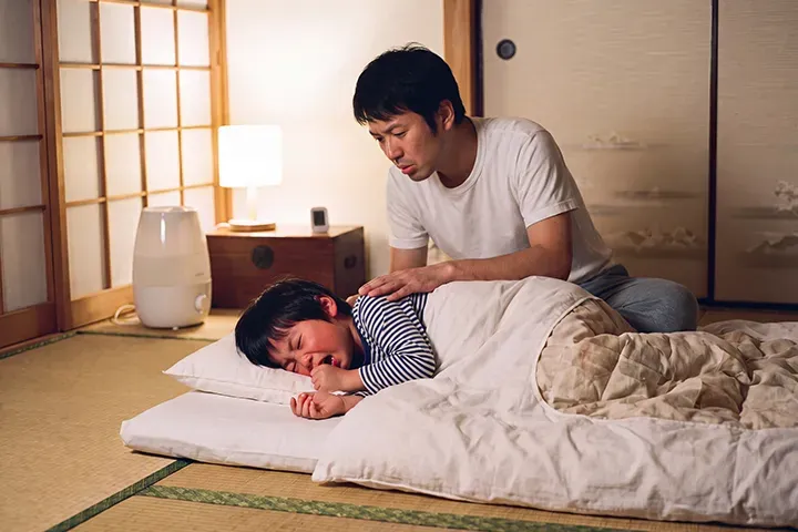 子どもが横になると咳が出て眠れない夜｜原因・対処法と受診目安を小児科医が解説