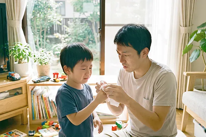 子どもの爪が剥がれた・割れたときの対処法｜応急処置から受診目安までを小児科医が解説