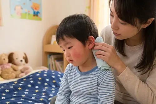 子どもの熱を下げる方法｜発熱時の正しい対処法と解熱剤の使い方、受診の目安を小児科医が解説