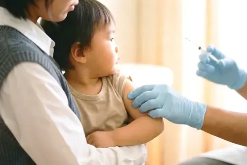 子どものはしか（麻疹）の症状は？保育園・学校の対応と受診の目安を小児科医が解説