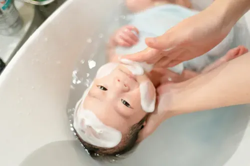 赤ちゃんの乳児脂漏性湿疹｜顔・頭皮のかさぶた・フケの原因・ケア・受診目安を小児科医が解説